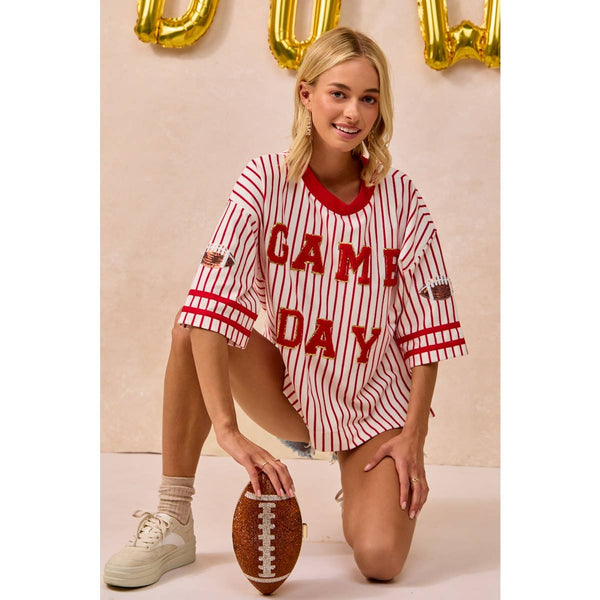GAMEDAY THEME STRIPE KNIT TOP WITH SLEEVE PATCHED: IVORY/RED