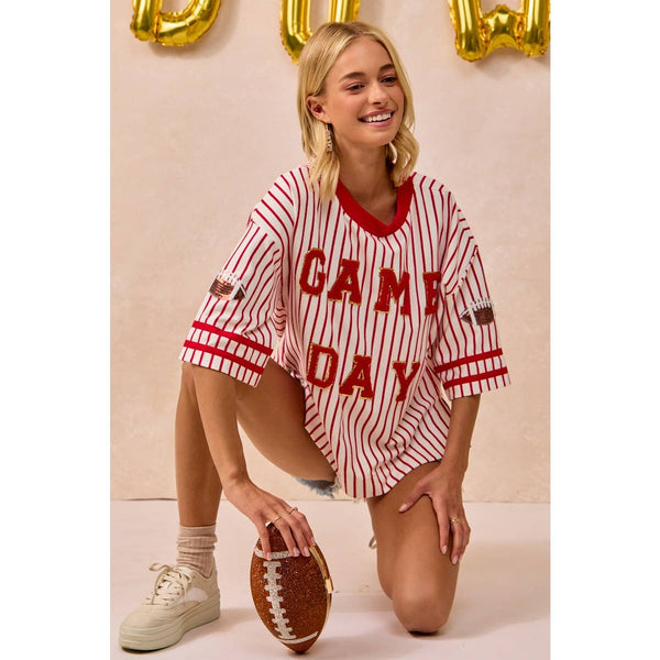 GAMEDAY THEME STRIPE KNIT TOP WITH SLEEVE PATCHED: IVORY/RED