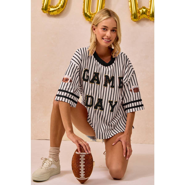 GAMEDAY THEME STRIPE KNIT TOP WITH SLEEVE PATCHED: IVORY/RED